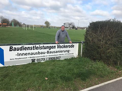 Hauptsponsor hat eine Premium Bande am Sportplatz angebracht