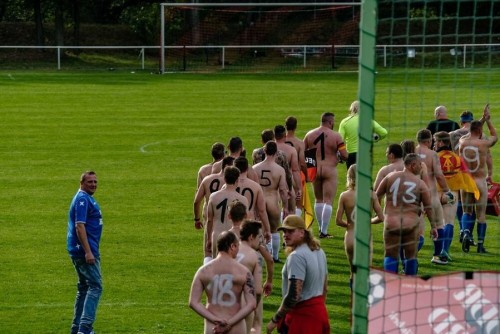 WM-Spiel zum Einheitsjubiläum Nackte Tatsachen auf dem Reinsdorfer Fußballacker