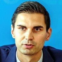 Bayern-Fan nimmt auf der Couch Platz