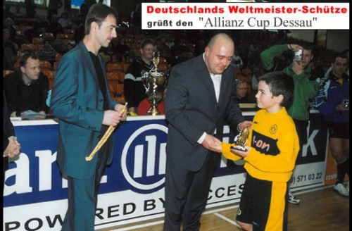 Mario Götze grüßt den Allianz Cup Dessau